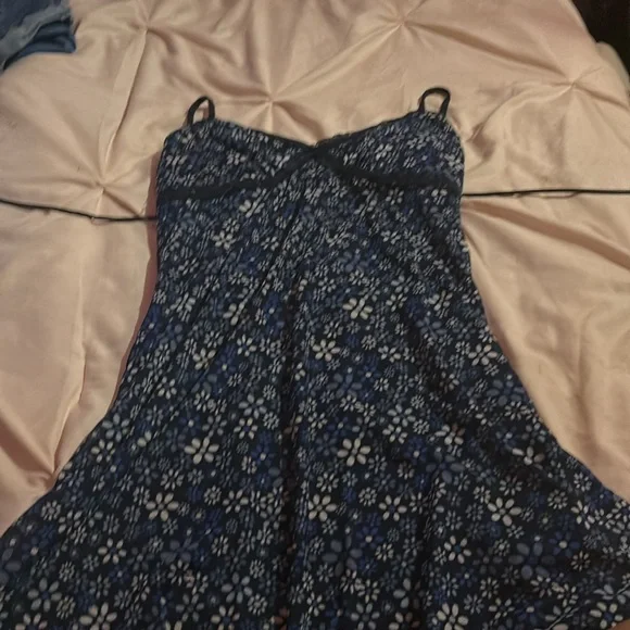 Lacy flower dress - Picture 3 of 3